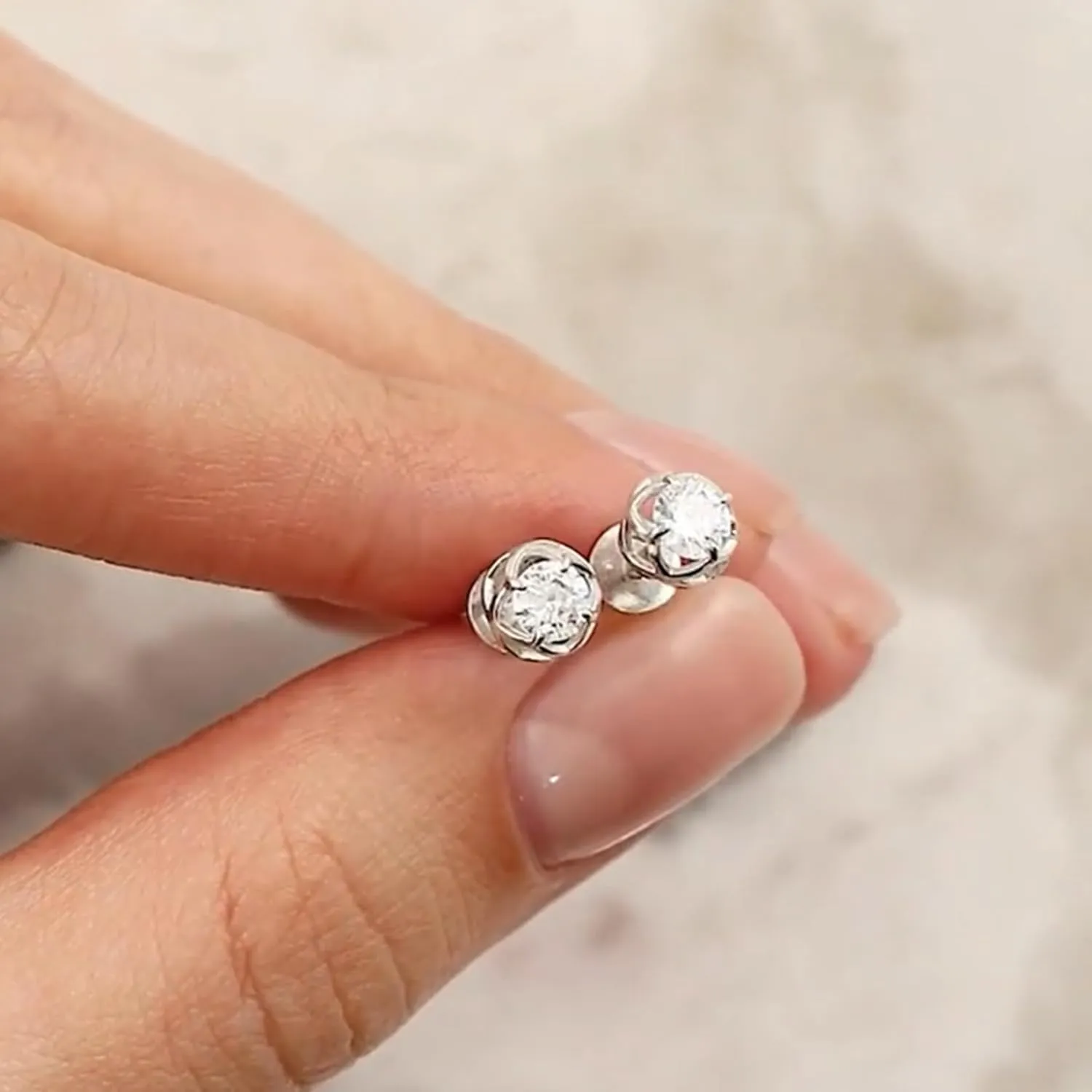 14K Gold Floral Round Diamond (1.00ct) Stud Earring, Solitaire Accent Clover Design, Minimalist Dainty Jewelry, Elegant Gift for Her.